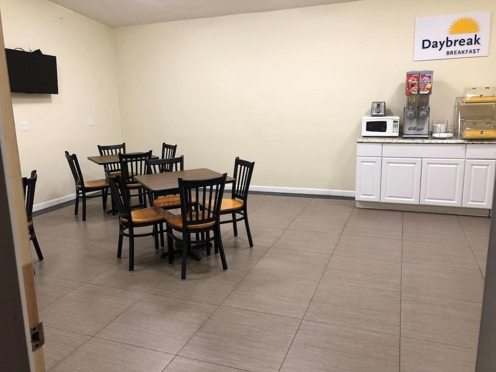 Days Inn By Wyndham Brawley Esterno foto